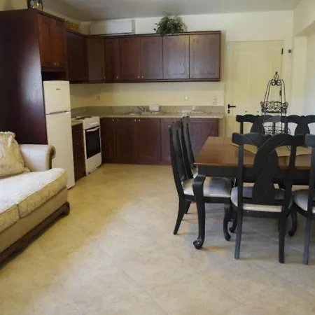 Comfortable House For 10 Persons, With Swimming Pool * 레팀노