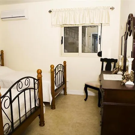 Comfortable House For 10 Persons, With Swimming Pool Σπίτι διακοπών *